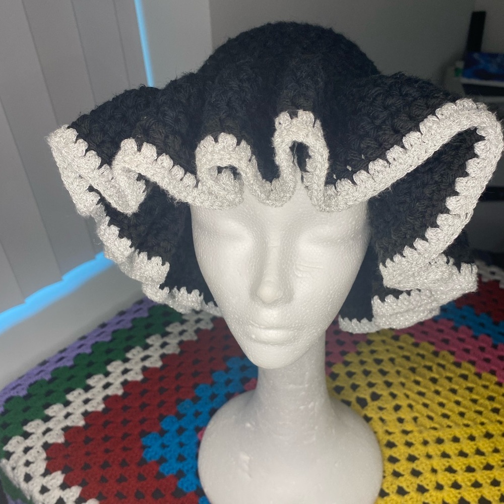 Black and white the crochet Ruffle hat - Picture 1 of 4
